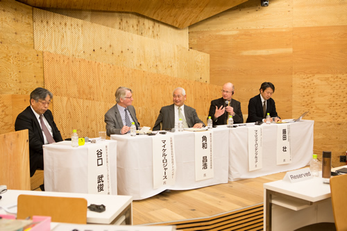 パネル討論の壇上の風景。現行の社会制度や仕組みの課題、社会シナリオの活用などについて意見が交わされた。