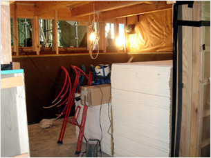 暖房と給湯設備を兼ねたペレットボイラーが置かれる倉庫