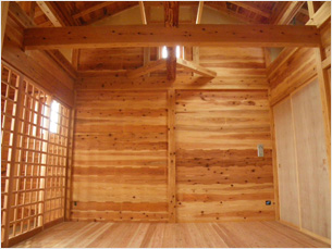 個室：ささら板落とし込み工法による内壁と伝統工法による小屋組