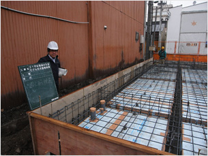 蓄熱ベタ基礎の配筋　太陽熱を蓄熱し夜間にゆっくり放熱する（1月29日撮影）