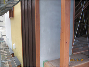 外壁　瓦屋根と外壁（漆喰壁＋板張り）は地域の景観にも配慮（3月5日撮影）