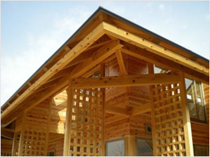 木組と構造用格子が採光や通風に効果を発揮します。