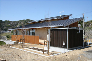 屋根にはソーラーパネル、右側の小屋にはペレットボイラーを設置