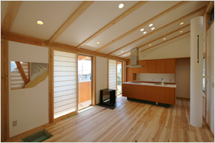 天井には土佐和紙、壁には断熱材を確認できる窓を設置