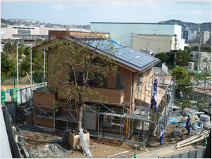 外壁左官工事完了　九州霧島産シラス壁の施工完了。屋根は太陽光・熱一体型パネル。