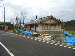 外観１　南東側からの外観　里山の風景に合うシンプルな切妻屋根です。