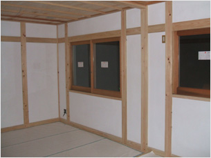 内観１　内部壁の仕上げは漆喰塗りとし、日本の木造住宅の伝統的な仕様にしています。