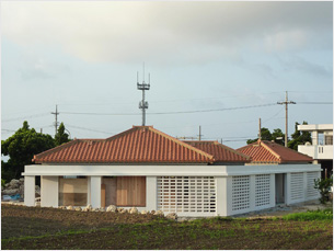 開放的な伝統的間取りに反戸外空間を充実させた南島の二世帯住宅