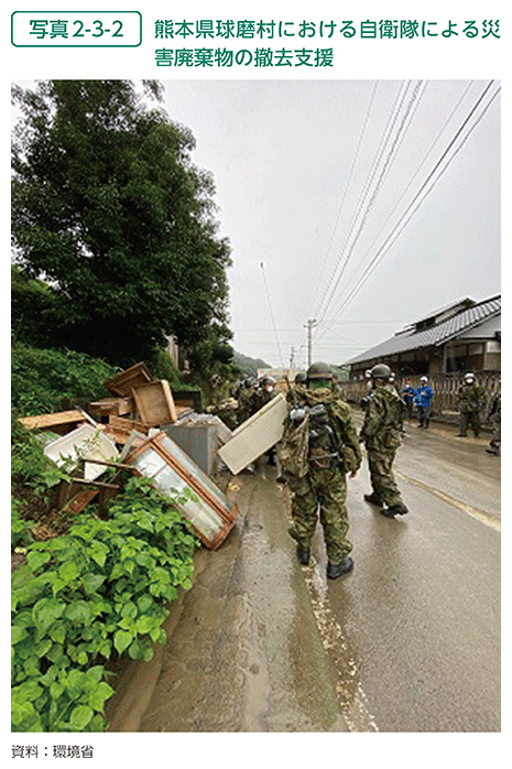 写真2-3-2　熊本県球磨村における自衛隊による災害廃棄物の撤去支援