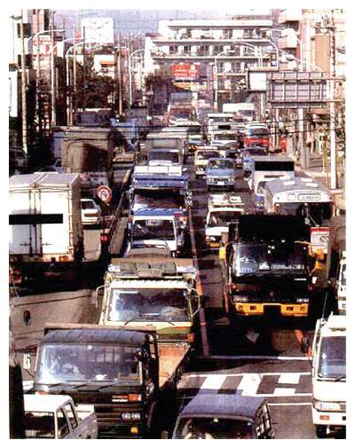 自動車による交通渋滞（提供：PANA通信社）