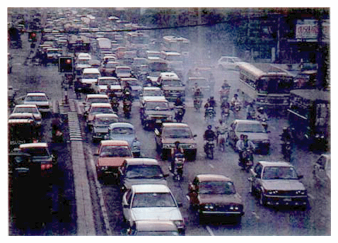 市街地の慢性的な交通渋滞（タイ・バンコック）