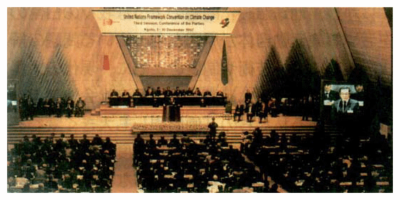 京都会議で演説する橋本総理