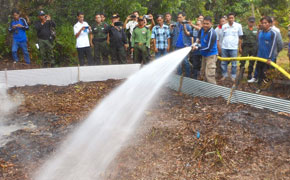 世界初！環境にやさしい石けん系消火剤でインドネシアの森林を守る
