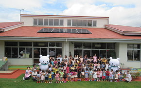 100基を超える太陽光発電設備「そらべあ発電所」を幼稚園・保育園・子ども園へ ～再生可能エネルギーの普及啓発の実践～