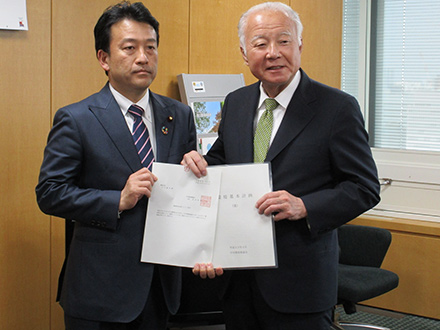 武内和彦中央環境審議会長より答申書を受け取る笹川博義環境大臣政務官の写真1