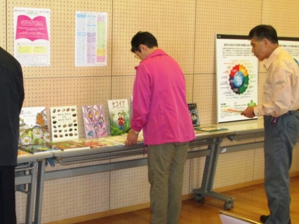 生物多様性の本箱の展示風景