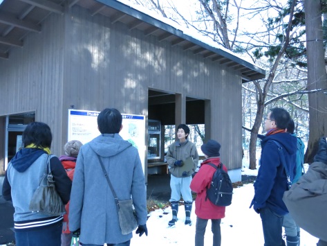 写真：動物園の森を積雪の中歩いて巡る様子2