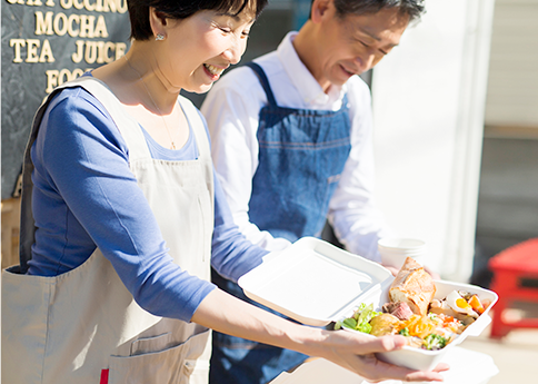 まだ食べられるにもかかわらず廃棄されてしまう食材を使って子ども食堂などの福祉施設で無料で提供している様子