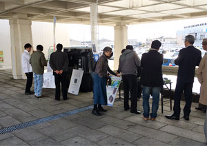 写真、会場入り口の客の様子