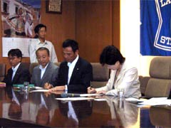 （株）ローソン新浪社長と環境大臣との協定書の調印