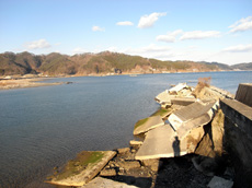 崩壊した護岸のため水に近づけない海辺［2013年12月. 大槌湾］