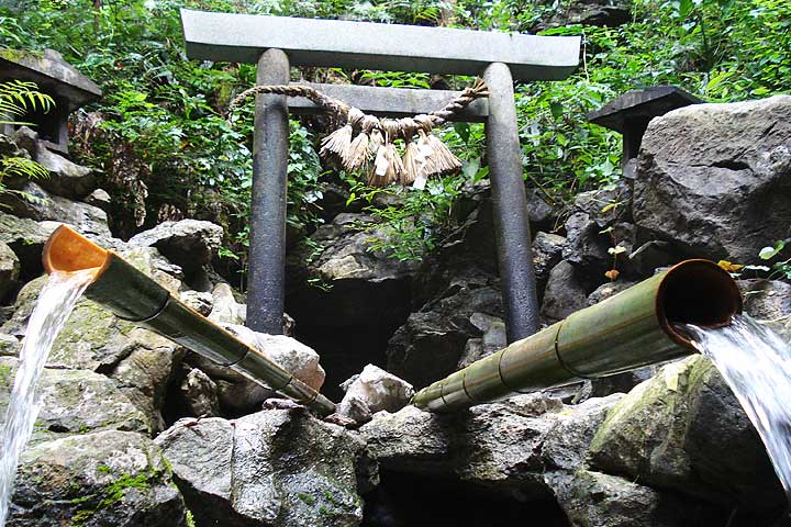 恵利原の水穴（天の岩戸）写真