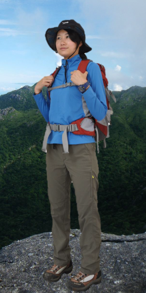 夏季登山者的服装示例（女性）：帽子、长袖衬衫、背包和登山鞋。